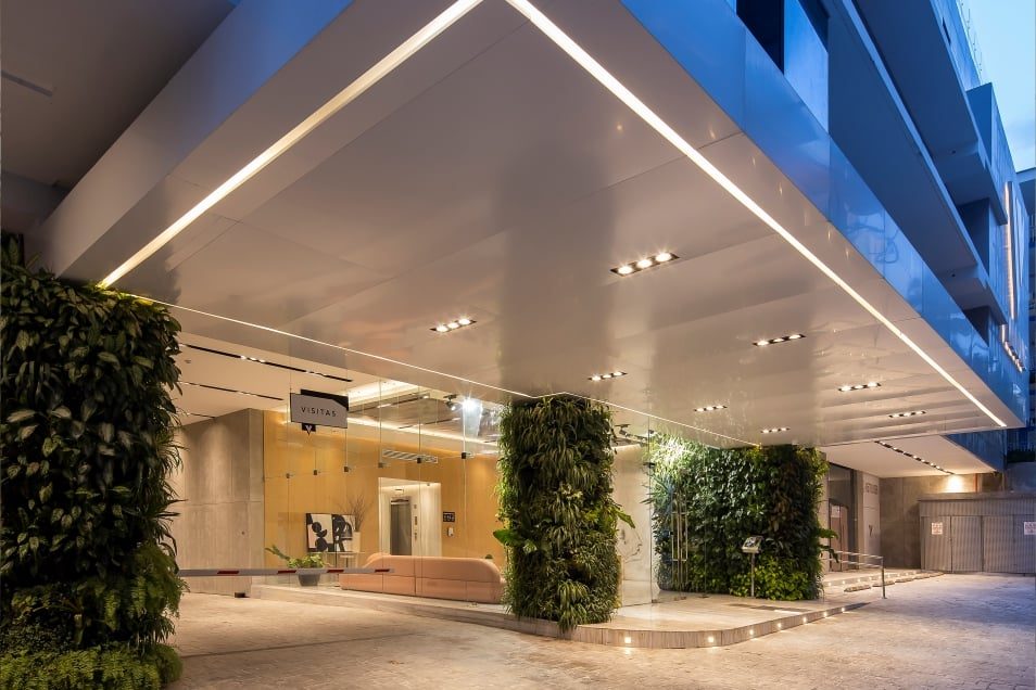 Fachada e ingreso de un proyecto residencial